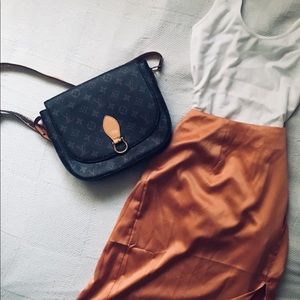 Satin forever 21 skirt with side split 🍑